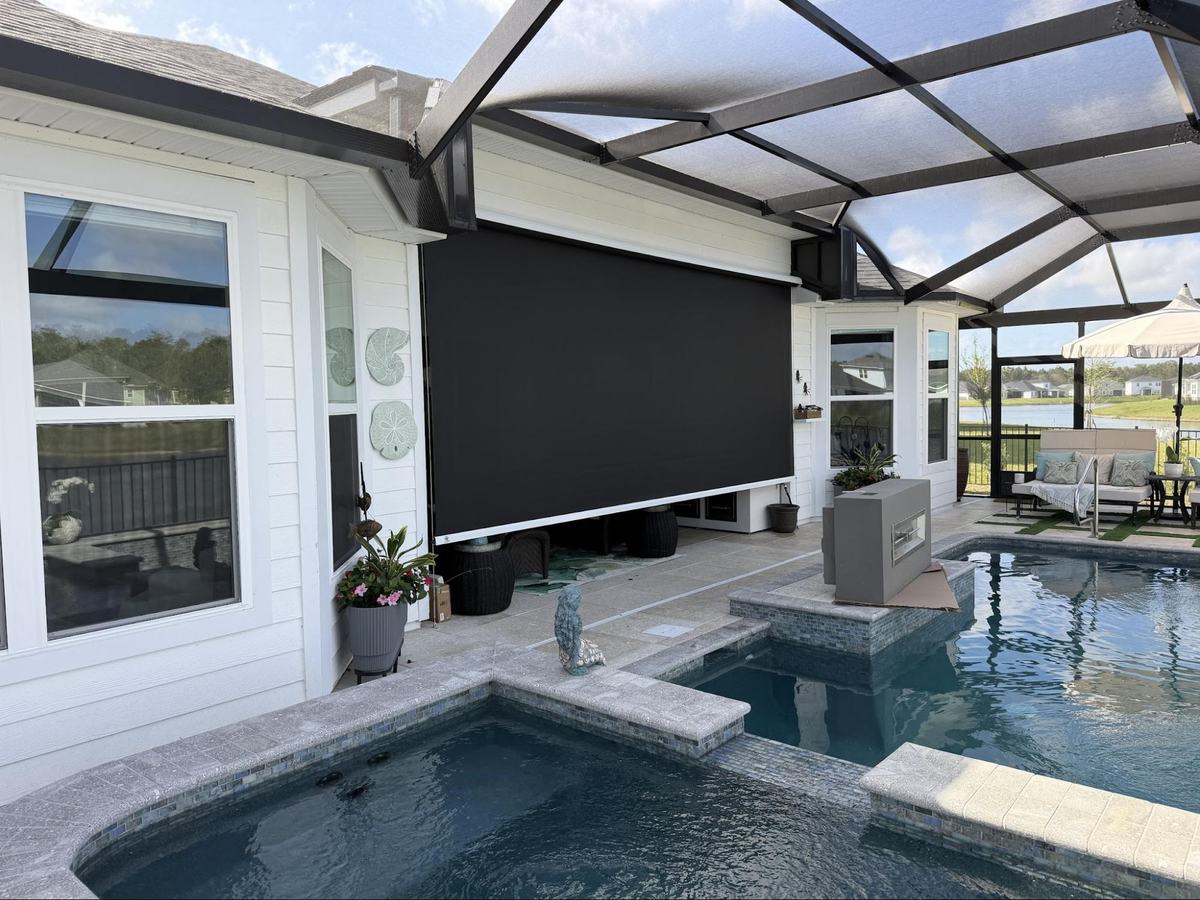 HOA Considerations for Retractable Awnings and Screens in Jacksonville